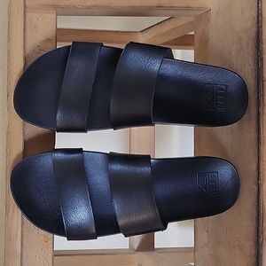 EUC Women's Reef black flat sandals. Size 7.